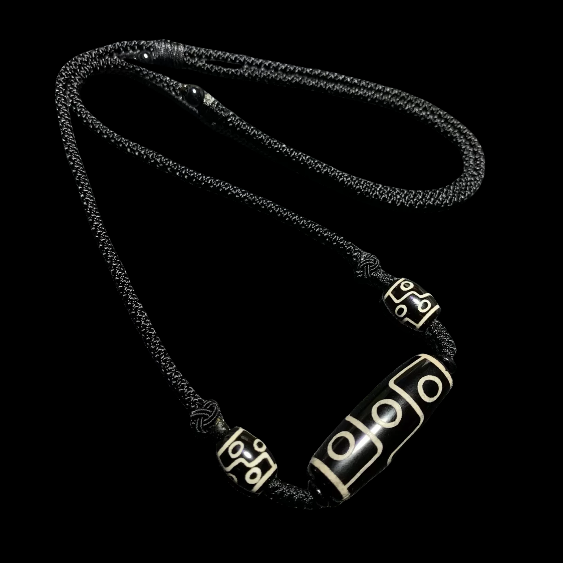 Tibetan Dzi Bead Necklace with 9-Eye Pattern – Ethnic Protection Amulet
