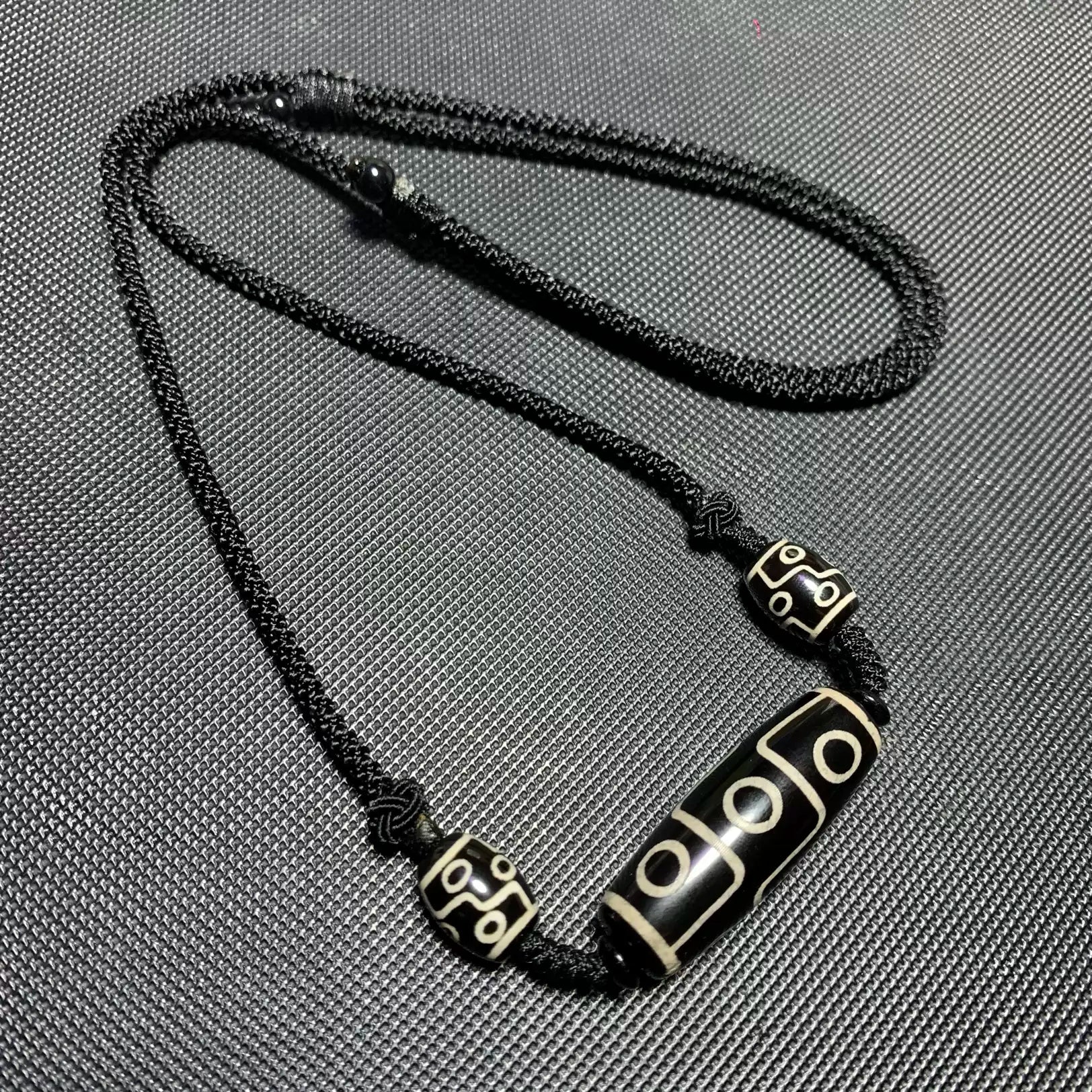 Tibetan Dzi Bead Necklace with 9-Eye Pattern – Ethnic Protection Amulet